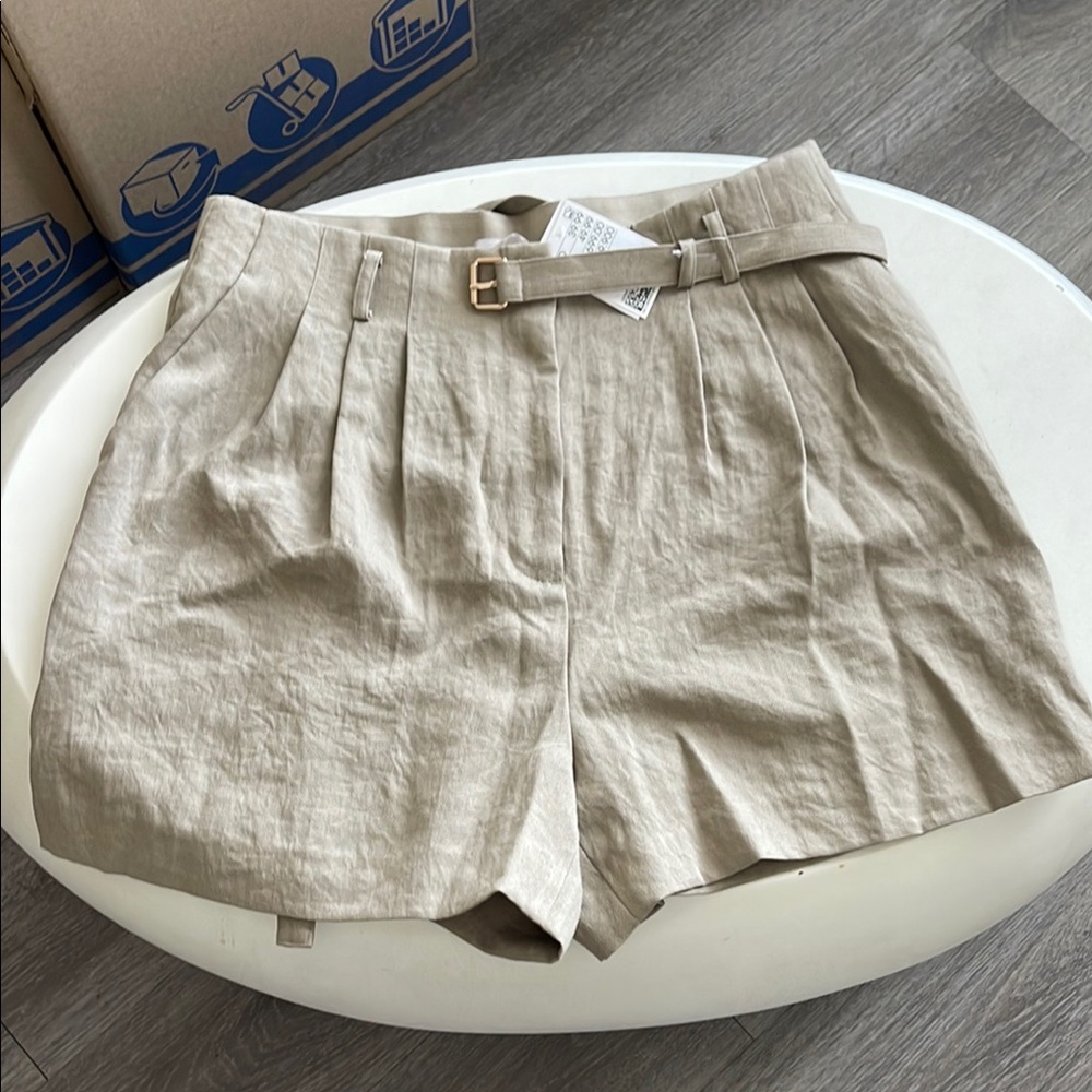 H&M Women’s light Tan Pleated Shorts